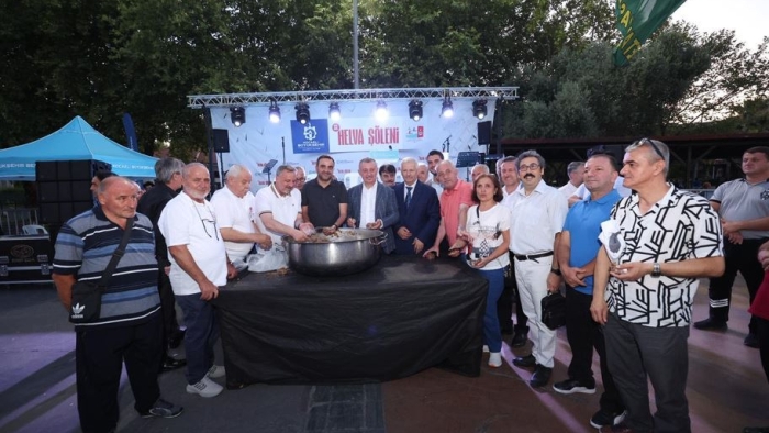Başkan Büyükakın, kazanı açtı, ilk helvaları dağıttı